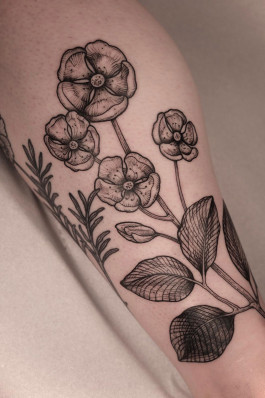 Botanisches Cover-Up Tattoo mit Blumen und Blättern von Isa