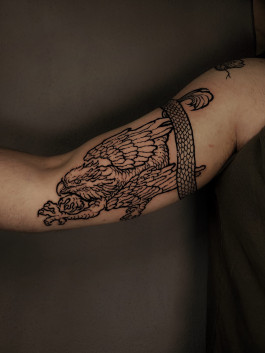 Woodcut Tattoo eines geflügelten Fabelwesens von Jana