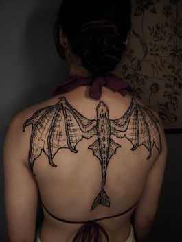 Woodcut Tattoo eines Drachens auf dem Rücken von Jana
