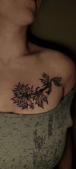 Florales Blastover Tattoo an Brust und Schulter von Jana