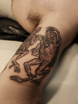 Woodcut Tattoo von einem tanzenden Frosch am inneren Oberarm von Jana