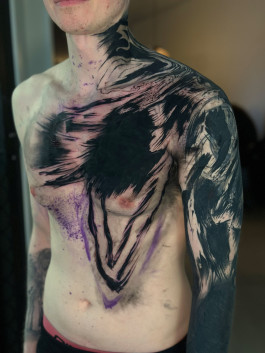 Abstraktes Brushstroke Tattoo am Arm und der Brust