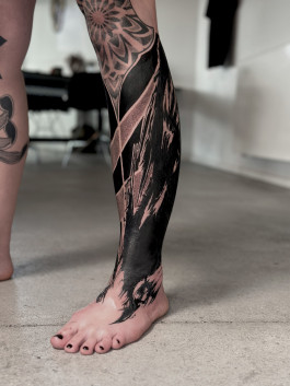 Abstraktes Blackwork Cover-Up am Unterschenkel von Dennis Awe