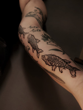 Woodcut Tattoo von Fischen am Unterarm von Jana