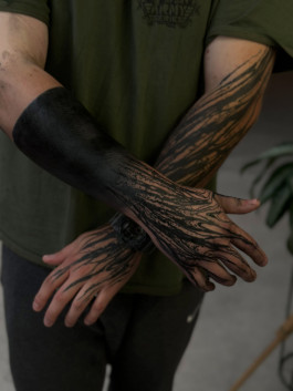 Blackwork Cover-Up an Unterarm und Hand von Dennis Awe