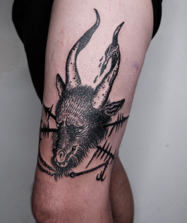 Dunkles Blackwork-Motiv von Jette mit gehörntem Tierkopf, grafischen Strukturen und grober, bewusst handgezeichneter Linienführung.
