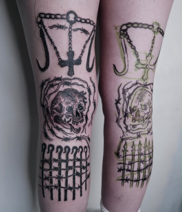Düstere Tattoo-Komposition von Jette mit Schädeln, Kreuzen, Haken und gitterartigen Formen an beiden Unterschenkeln. Die bewusst unperfekte Linienführung verbindet Dark Medieval mit Prison-Style-Einflüssen.